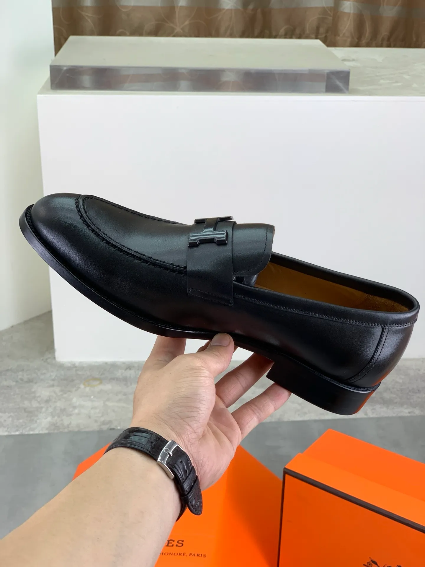 Factory price P980 💰💎💎💎 Original genuine leather outsole Brand: Hermès Grade: Same as the official website Original quality materials: Original soft calfskin Water-dyed cowhide lining Original Italian genuine leather outsole Style categories: Men's fashion Formal casual leather shoes Slip-on men's shoes series Young fashion European and American trends British style Code number: 39-45 (38.46 can be customized)